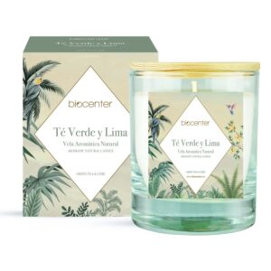 Vela aromática encendida con esencia de té verde y lima, hecha con cera natural.