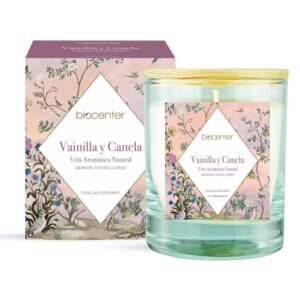 Vela aromática encendida con aroma a vainilla y canela, hecha con cera de soja natural.